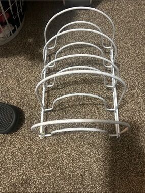 White Metal Plate Organizer Rack